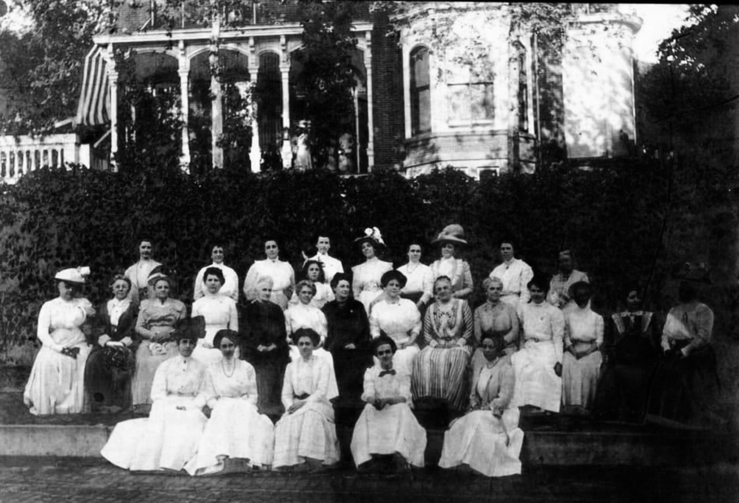 1900
                                    at the Dodge House